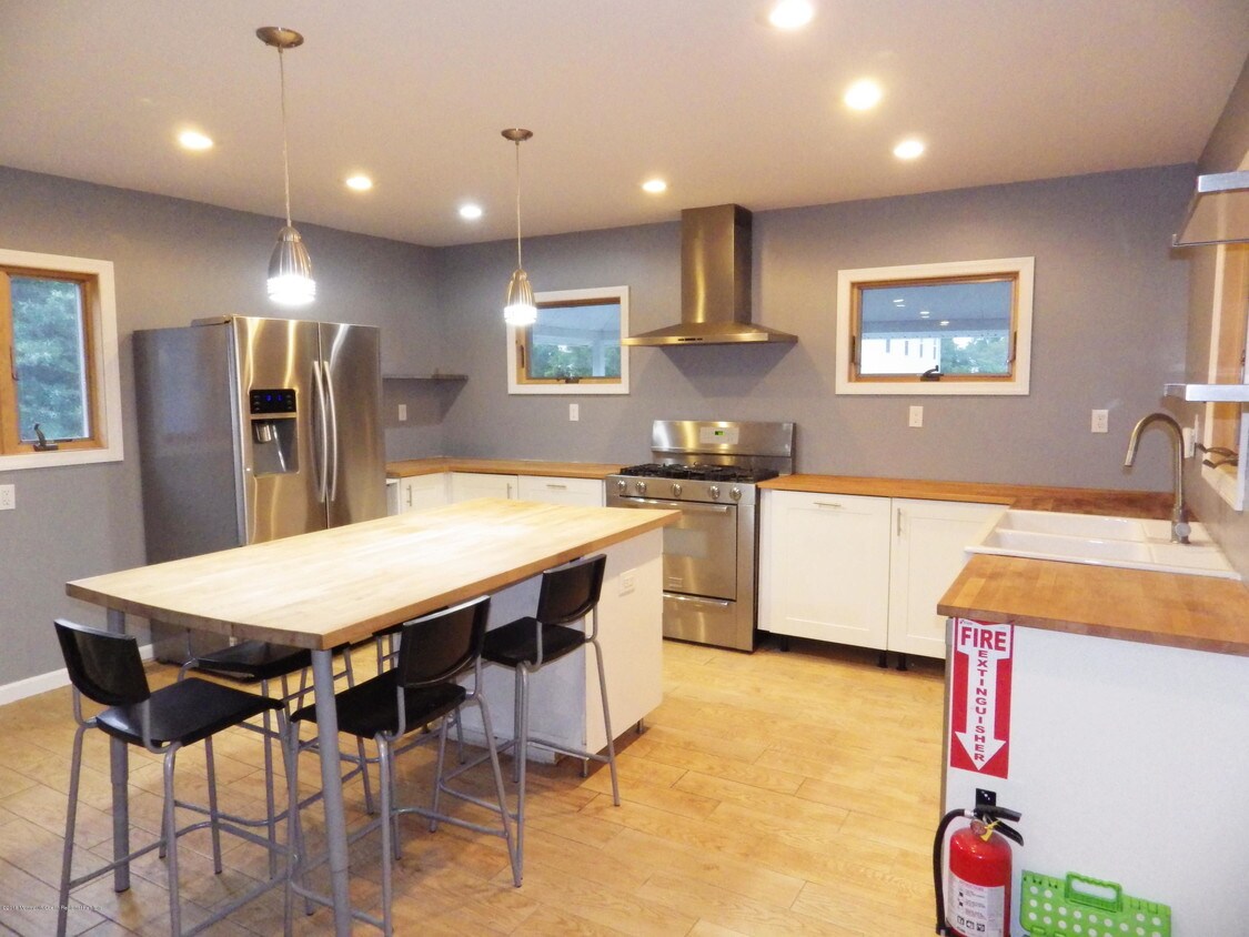 613 16th Ave Unit 1, Belmar, NJ 07719 Room for Rent in Belmar, NJ