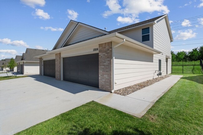Building Photo - Auburn Villas-Amora Plan