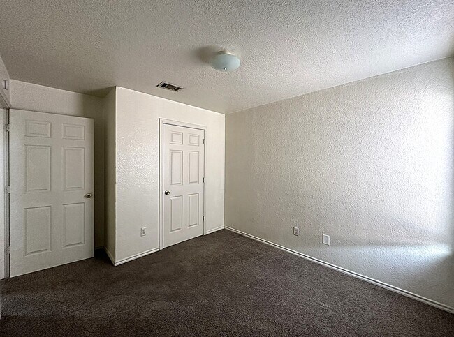 Foto del edificio - 2801 Cantabrian Dr