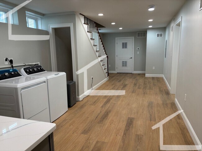Foto del edificio - BEAUTIFUL 4 BED 2.5 BATH IN MISSION HIL!!!...