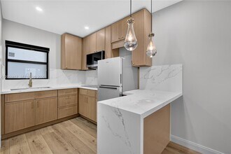Building Photo - 1011 NW 30th Ct