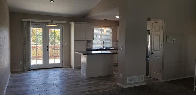 Foto del edificio - Recent Remodel, 3 Bedroom, 2 Bath Home - Available April 3rd