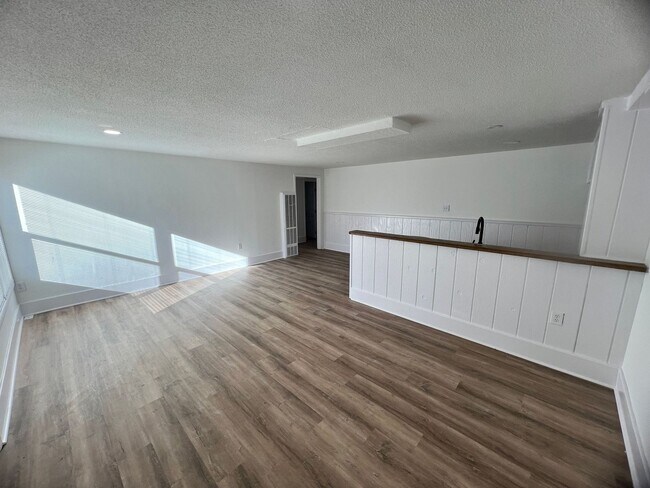 Foto del edificio - Cozy 1-Bedroom Triplex Unit with New Appliances