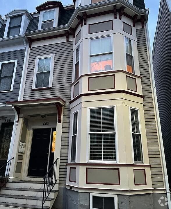 Building Photo - 662 E 7th St