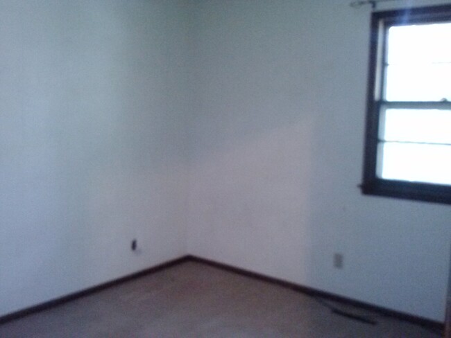 Building Photo - AVAILABLE AUGUST 1st! 3 Bedroom House-312 ...