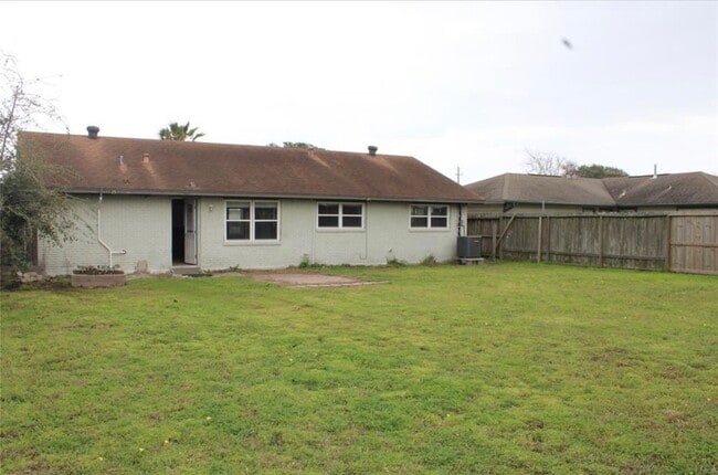 Building Photo - 2421 Pine St