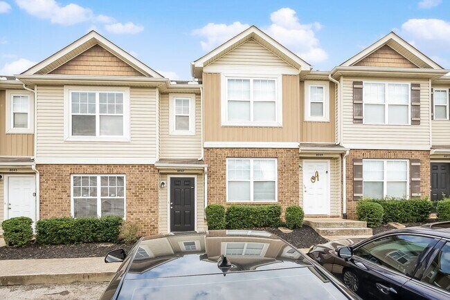Foto del edificio - 8047 Logan Dr