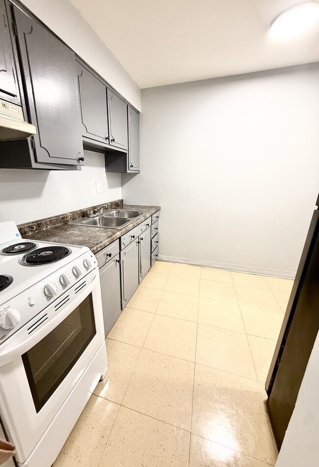 Building Photo - 2971 Four Towers Dr