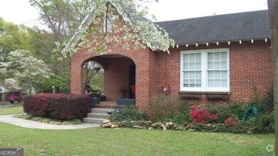 Building Photo - 3131 Woodlawn Ave