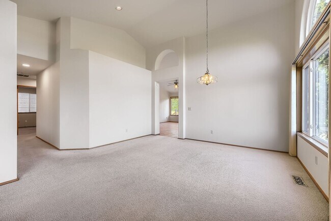Building Photo - Well-Equipped 3 Bed 2 Bath Renton Home w/ 2-Car Attached Garage!