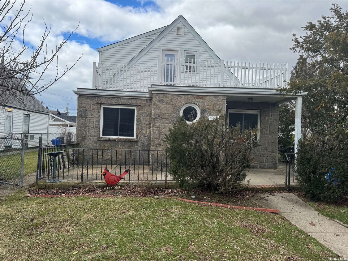 465 Lindell Blvd Unit Top, Long Beach, NY 11561 Room for Rent in Long