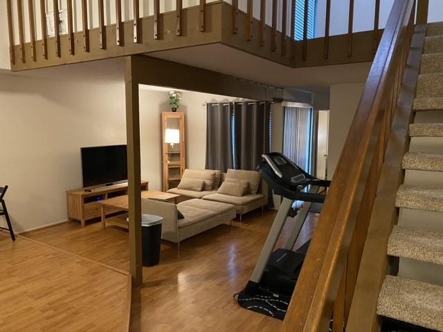 Hermosa y espaciosa sala de estar. Diseño moderno para sorprender a tu familia y amigos. - 3232 Windchase Blvd