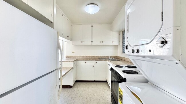 Building Photo - SPACIOUS STUDIO w/ LANAI & Washer/Dryer INSIDE unit - AVAILABLE NOW in MAKIKI - Conveniently Loca...