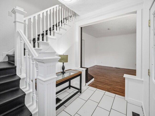 Foto del edificio - Stunning Updated Home in North Spokane | Bright Interiors, Modern Kitchen & Private Patio