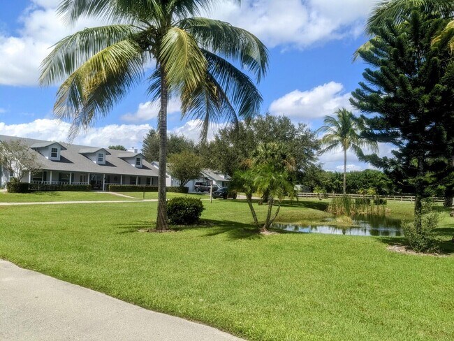 Foto del edificio - 819 Cindy Cir Ln