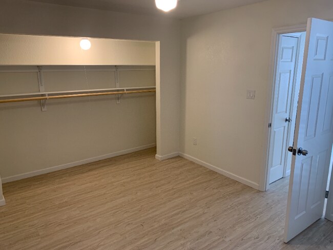 Foto del edificio - 9823 Walnut St
