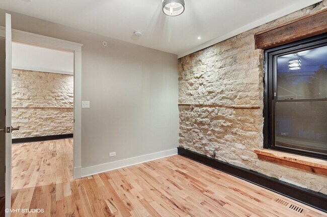 Dormitorio - 220 E Illinois St