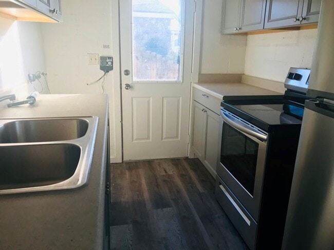 Building Photo - 2 BR 1 BA