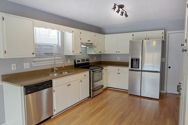 Foto del edificio - 455 Sandy Ridge Cir