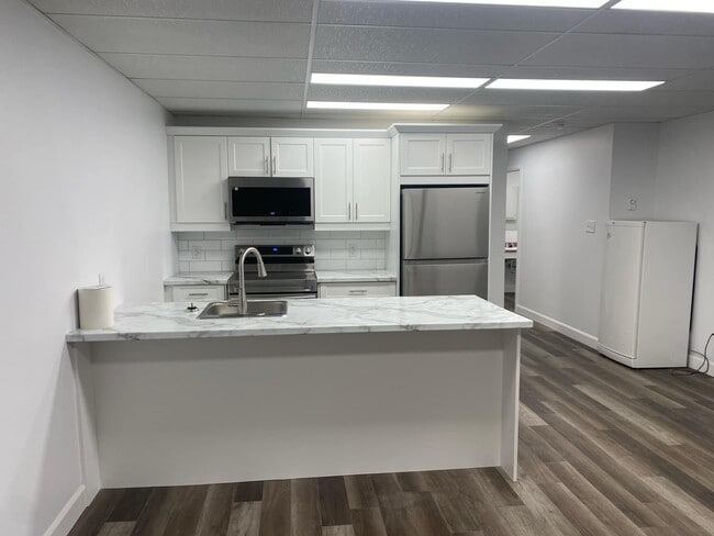 Building Photo - 86 Dufferin Ave