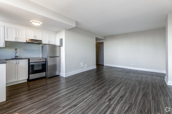 Interior Photo - 70 Spadina Road