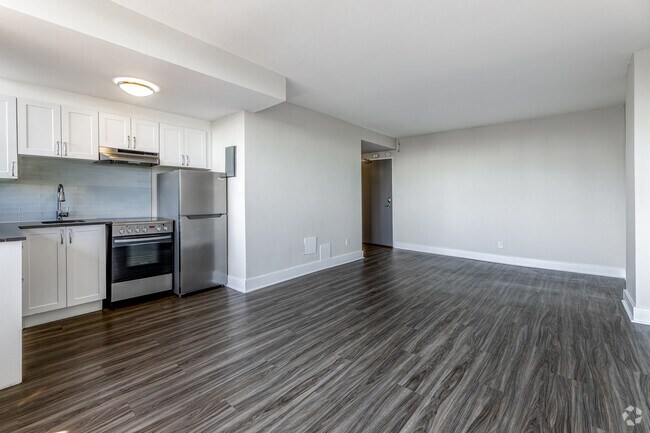 Interior Photo - 70 Spadina Road