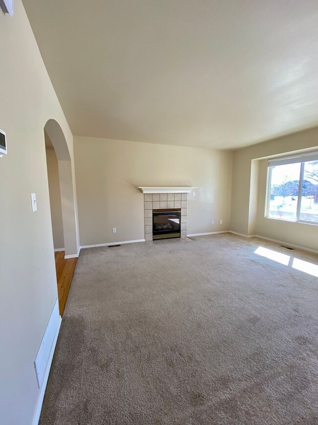 Building Photo - ***Available for immediate move in upon approval*** 3 bed, 2.5 bath close to Ft Carson