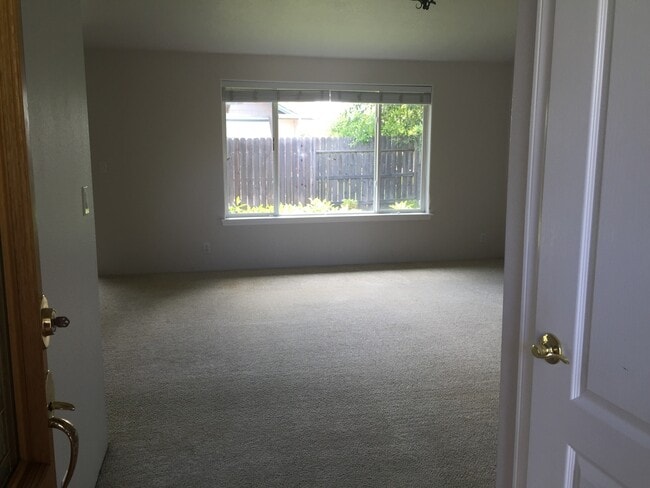 Building Photo - Nice home in newer neighborhood
