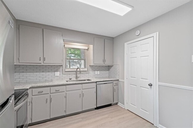 Foto del edificio - 894 Five Forks Trickum Rd SW