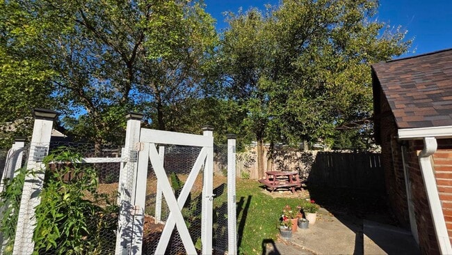 Building Photo - 3 bedroom 1 bathroom Olmstead Falls! EDEN/...