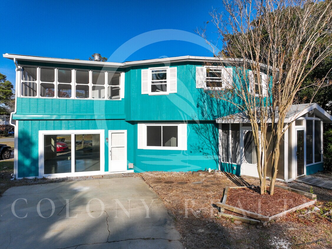 319 W Ocean Acres Dr Unit 1, Kill Devil Hills, NC 27948 Room for Rent