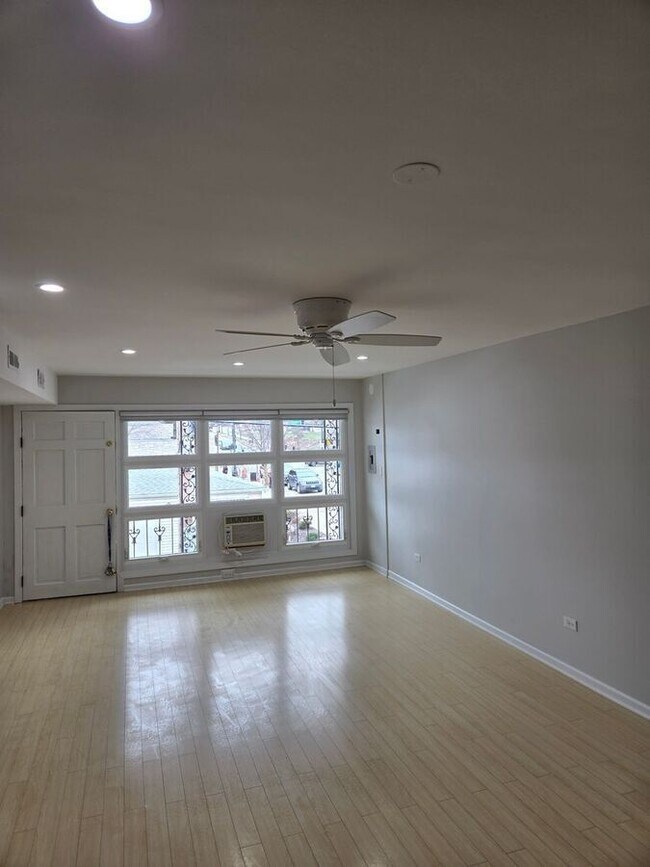 Foto del edificio - 1917 W 103rd St