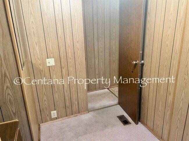 Building Photo - 2 bedroom mobile home near McDonald's!