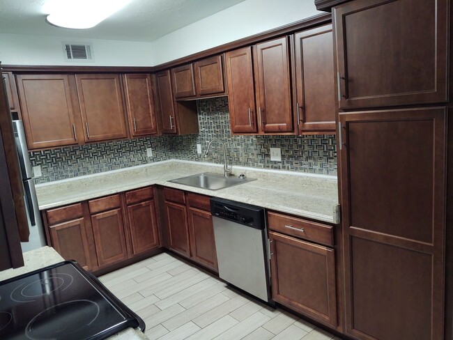 Building Photo - 2 BED 2 BATH Condo