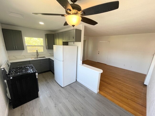 Building Photo - Nicely updated 2bd/1ba in Pico-Union area ...