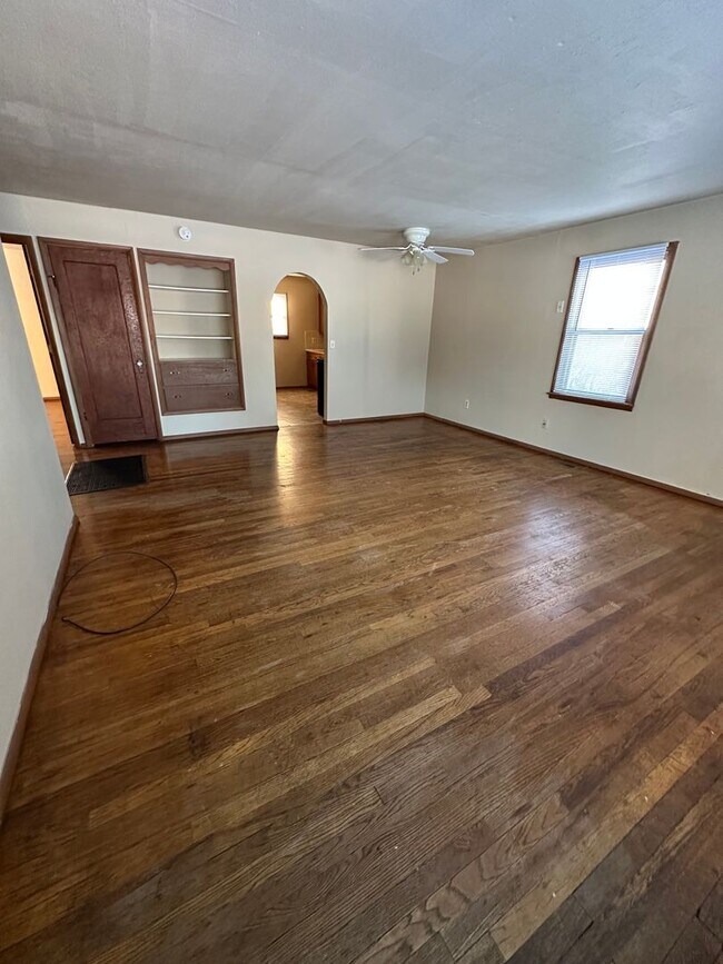 Building Photo - 2 Bedroom, 2 Bathroom House