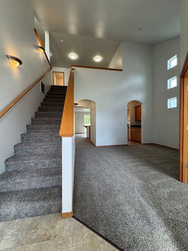Foto del edificio - Large 4 Bed Rental in Established Neighborhood