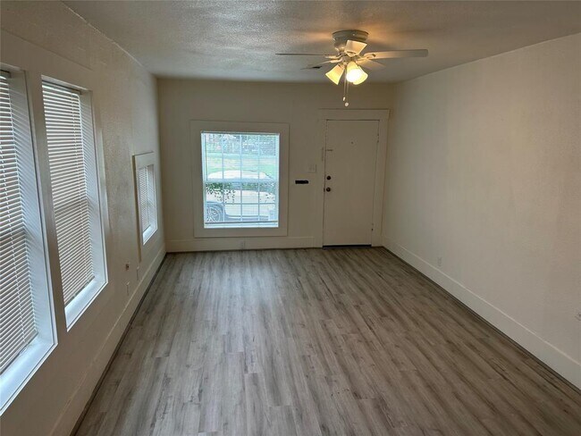Foto del edificio - 3014 Rosalie St