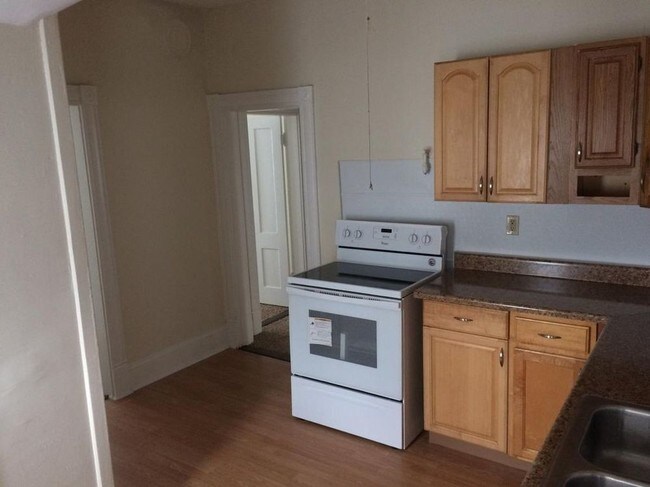 Building Photo - 2 Bedroom 3rd floor unit for rent