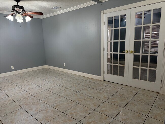 Building Photo - 917 Leonard St