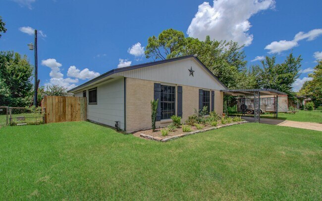 Building Photo - 11018 Long Gate Dr