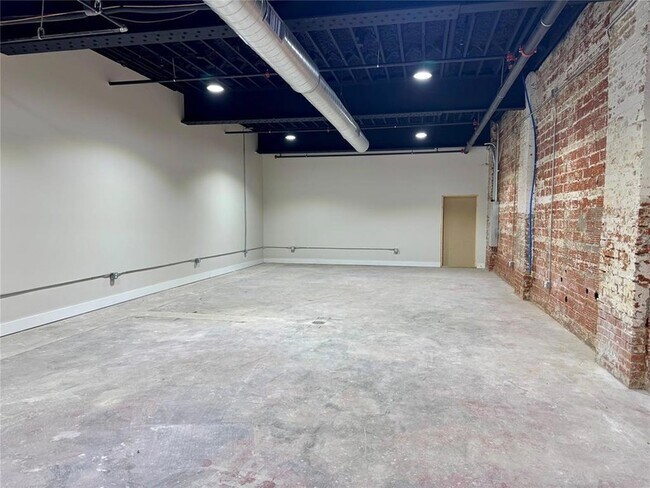 Building Photo - 611 W Chickasha Ave