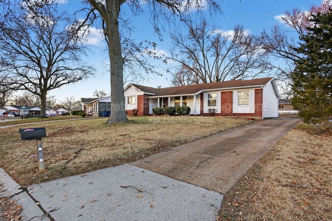 Building Photo - 2385 Greenbriar Dr