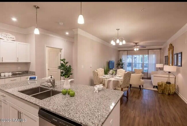 Building Photo - 1521 Camellia Blvd