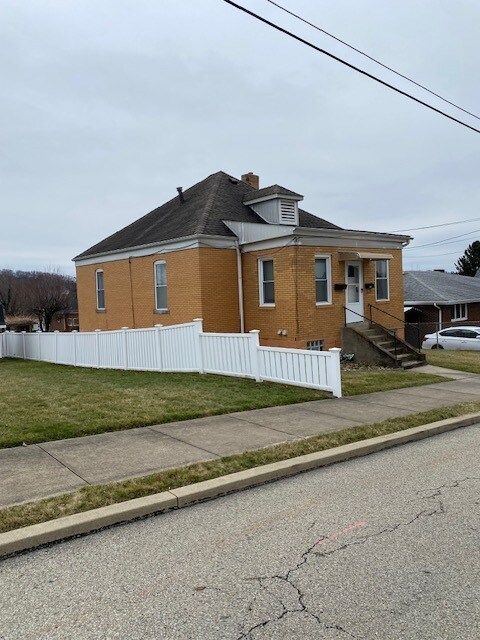 1/2 duplex - 616 McNary St