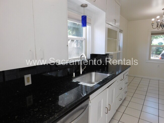 Foto del edificio - Charming 3bd/2ba House with 2 Car Garage n...