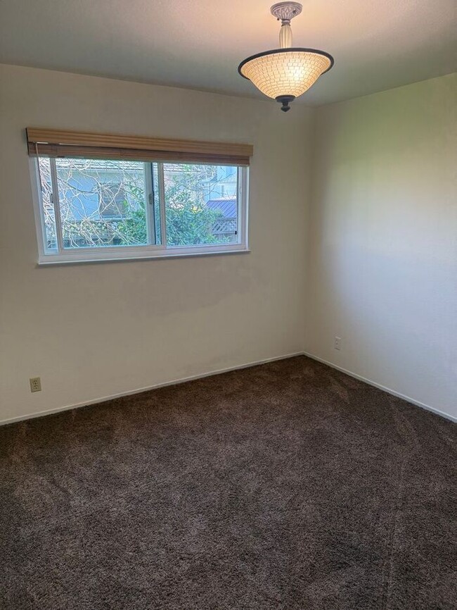 Foto del edificio - Charming 3 bedrooms 1.5 bath lower level