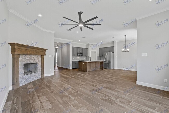 Building Photo - Stunning 4/2/2 in Weatherford!