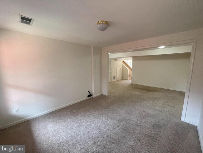 Building Photo - 2555 Thorncroft Pl