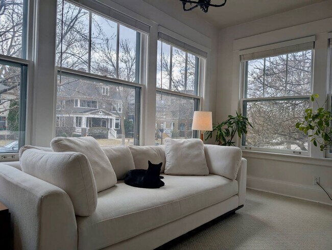 Foto del edificio - Stunning 3 bedroom main floor unit in prime Saint Paul location.